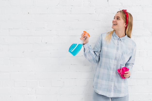 Mujer con productos de limpieza