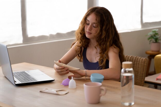 Mujer con productos menstruales reutilizables