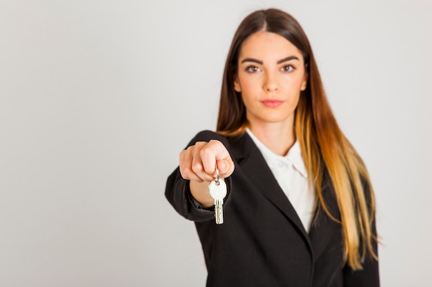 Mujer profesional entregando llaves