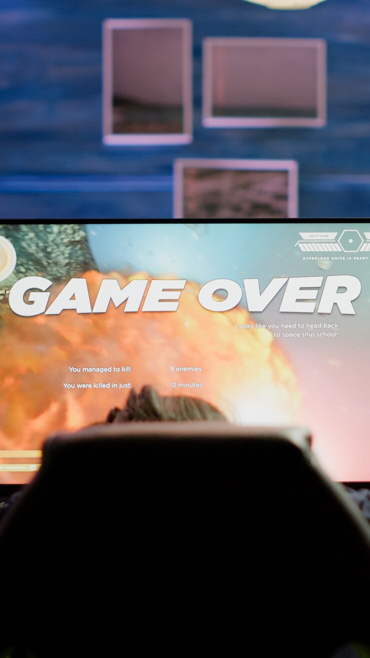 Foto gratuito mujer profesional molesta gamer con auriculares perdiendo el juego de disparos espaciales en la competencia de cybersport
