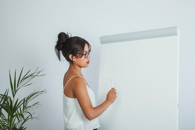 Mujer profesional con pizarra blanca