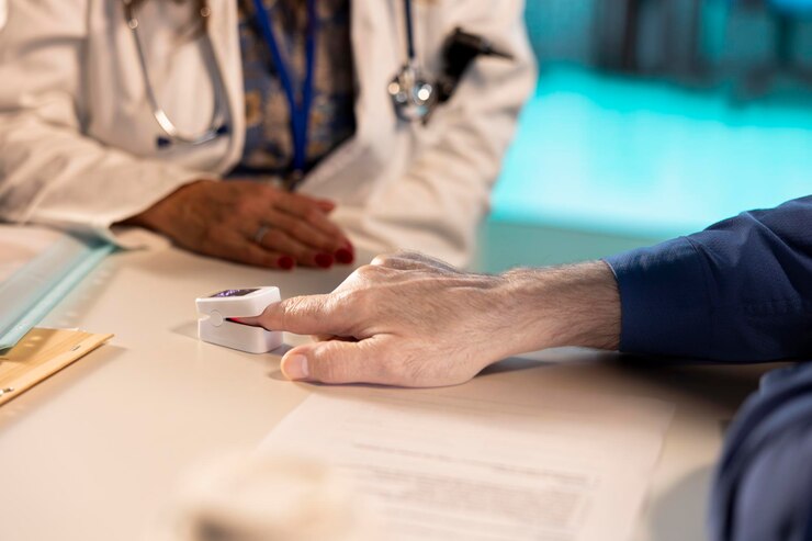 Foto gratuito la mujer profesional de la salud utiliza un oxímetro para medir los niveles de oxígeno