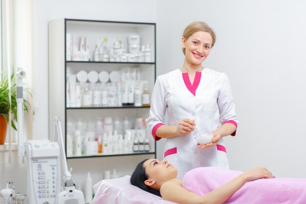 Mujer profesional sonriendo con una clienta tumbada