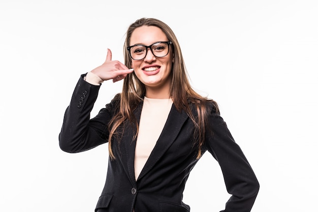 Mujer profesional con traje negro sobre un fondo blanco.