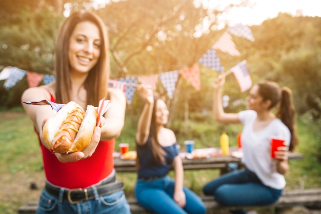 Mujer proponiendo hot-dog