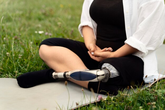 Mujer con prótesis de pierna haciendo yoga