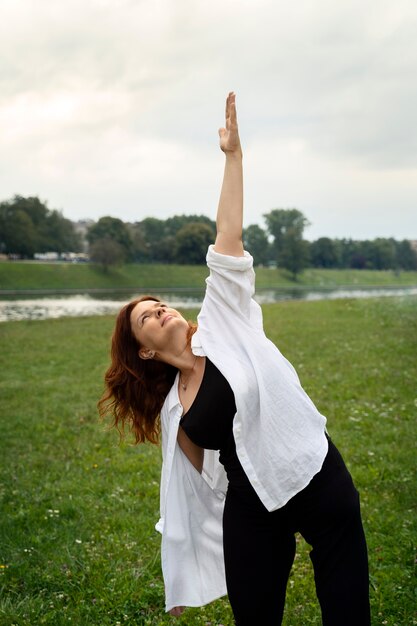 Mujer con prótesis de pierna haciendo yoga