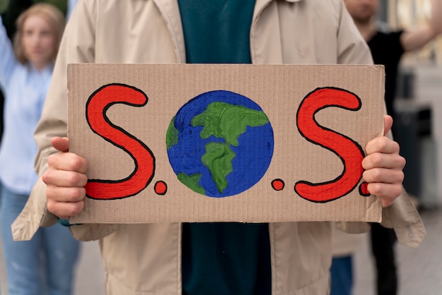 Mujer protestando por el calentamiento global