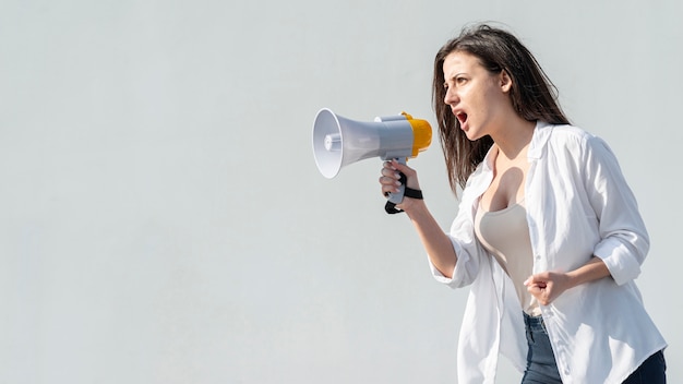 Mujer protestando con megáfono
