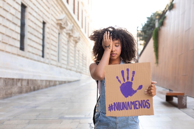 Mujer protestando por sus derechos con espacio de copia