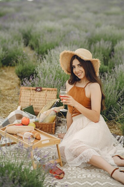 Mujer provenzal relajante en campo de lavanda. Señora en un picnic.