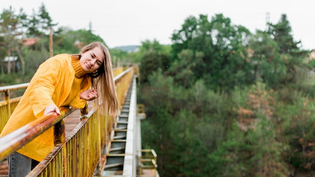 Mujer en puente con espacio de copia