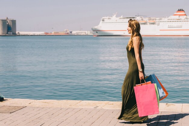 Mujer en el puerto tras las compras