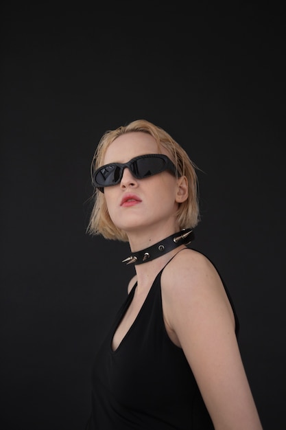 Foto gratuita mujer punk mediana con gafas de sol