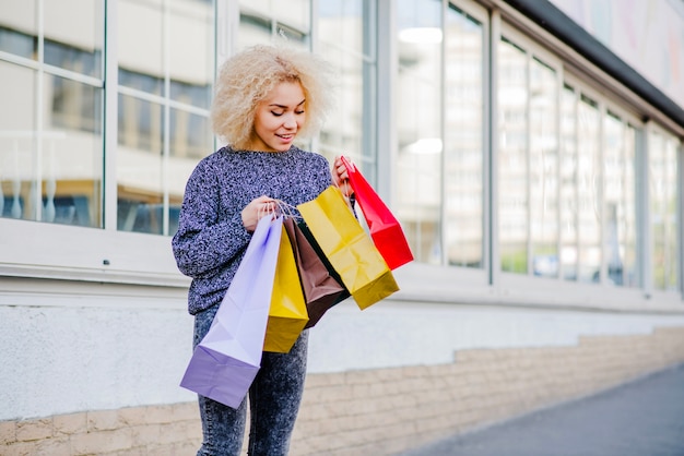 Foto gratuita mujer que abre la bolsa de papel brillante