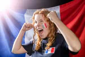 Foto gratuita mujer que anima con bandera francesa