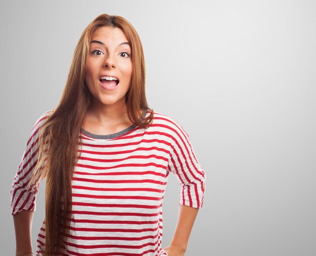 mujer que canta de pelo largo