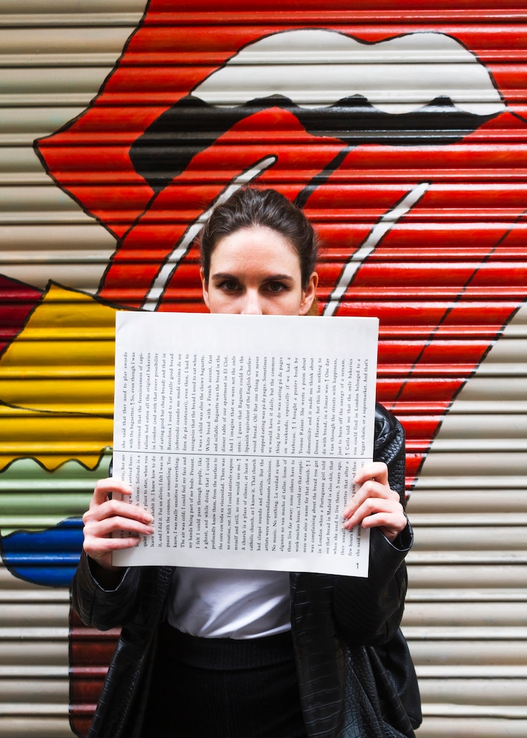 Foto gratuito mujer que cubre su rostro con papel
