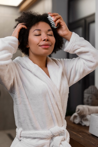 Foto gratuita mujer que se da un masaje en el cuero cabelludo