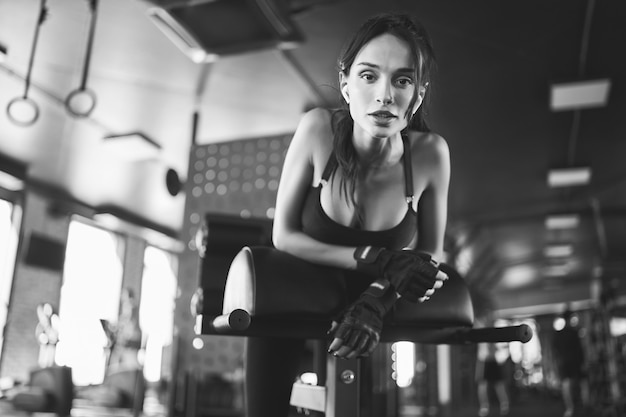 Mujer que descansa después de monocromo de hiperextensión