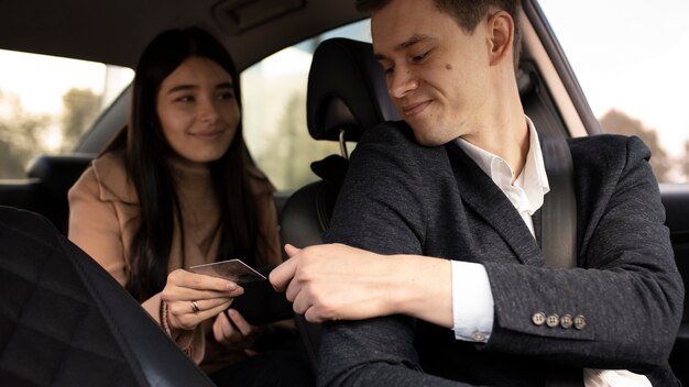 Mujer que desea pagar servicios de taxi