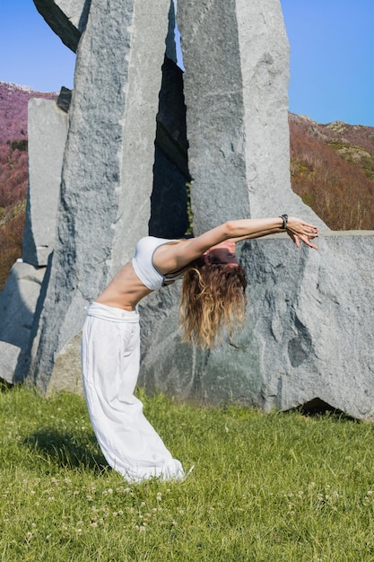 Mujer que ejercita y que hace yoga