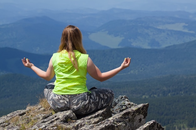 Foto gratuita mujer que hace yoga en la montaña