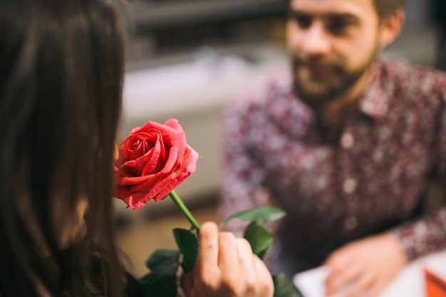 Mujer que huele flores presentadas