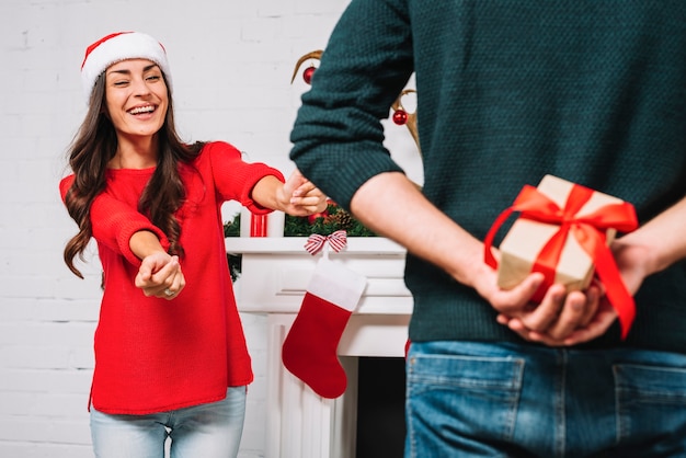 Mujer que invita al presente del hombre.