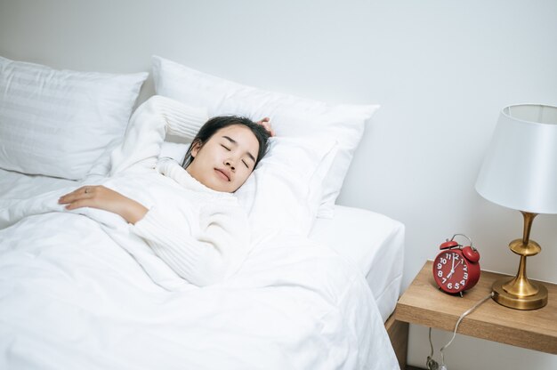 Una mujer que llevaba una camisa blanca para dormir.