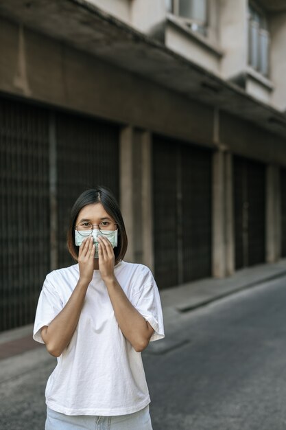 Mujer que llevaba una máscara en la calle.