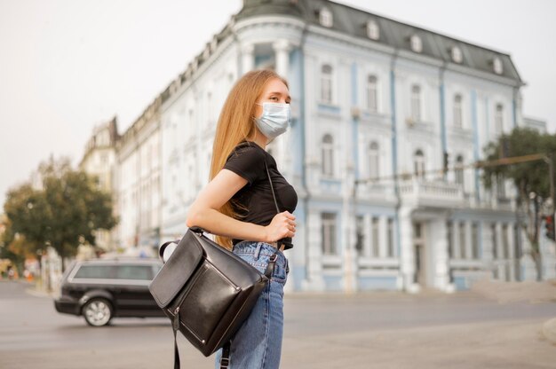 Mujer que llevaba una mascarilla exterior