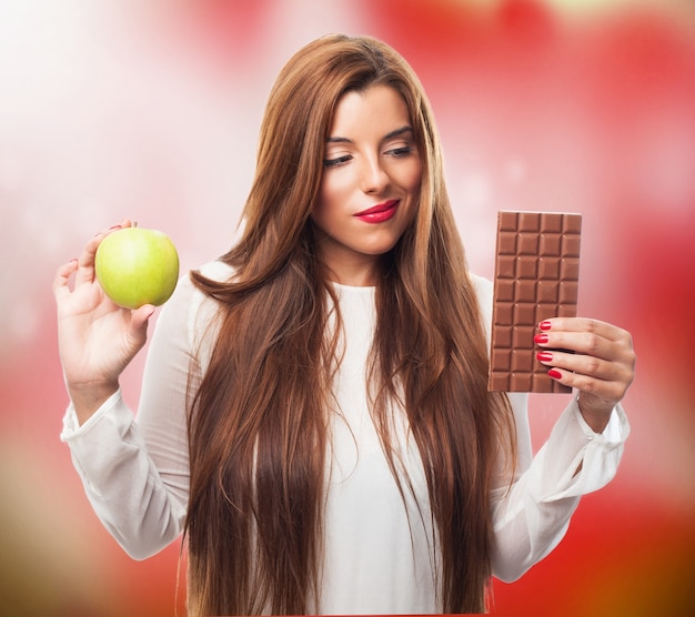 Mujer que mira el alimento