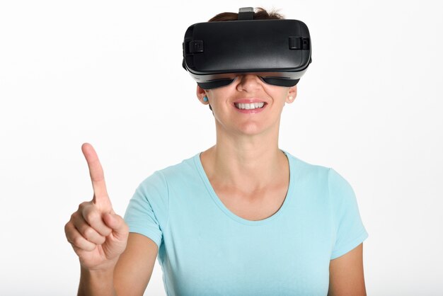 Mujer que mira en vidrios de VR y que gesticula con sus manos.