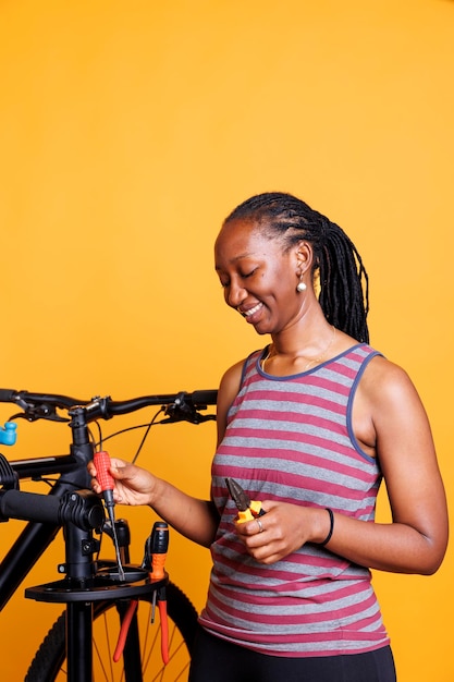 Foto gratuita mujer que organiza las herramientas de trabajo de la bicicleta