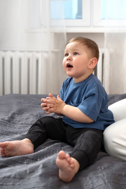 Mujer que pasa tiempo con el niño después de amamantar