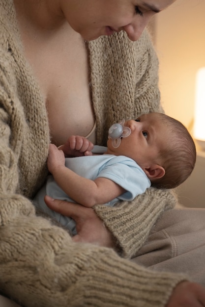 Mujer que pasa tiempo con el niño después de amamantar