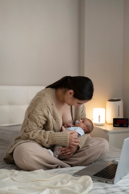 Mujer que pasa tiempo con el niño después de amamantar