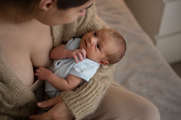 Foto gratuita mujer que pasa tiempo con el niño después de amamantar