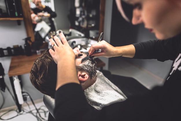 Mujer que prepara al cliente con estilo