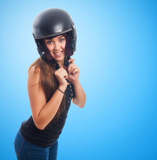 Mujer que presenta con el casco de protección en la cabeza.