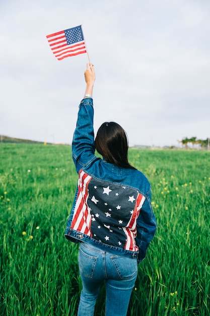 Foto gratuita mujer que se queda atrás en el campo