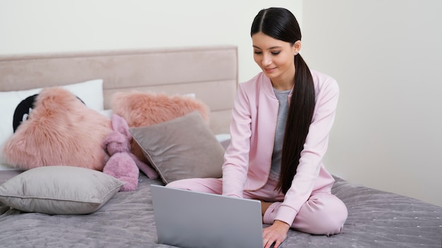 Foto gratuita mujer que se queda en casa y teletrabajo