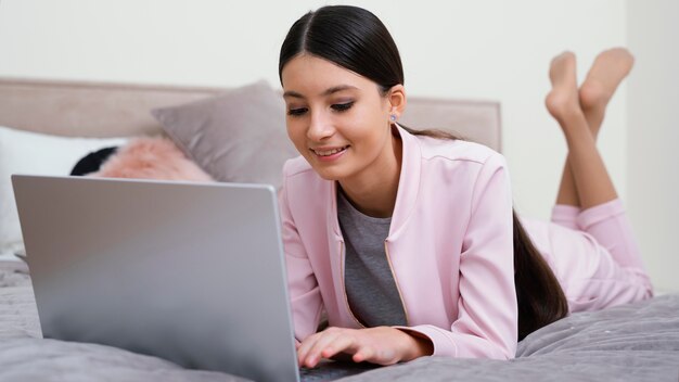 Mujer que se queda en casa y teletrabajo