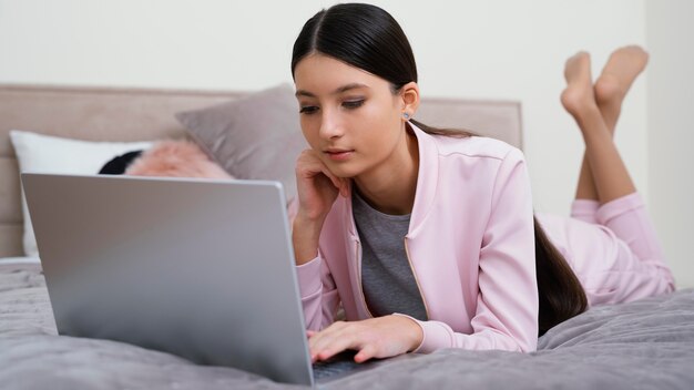 Mujer que se queda en casa y teletrabajo