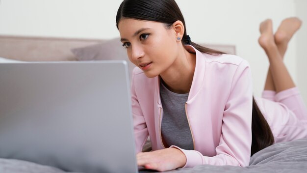 Foto gratuita mujer que se queda en casa y teletrabajo