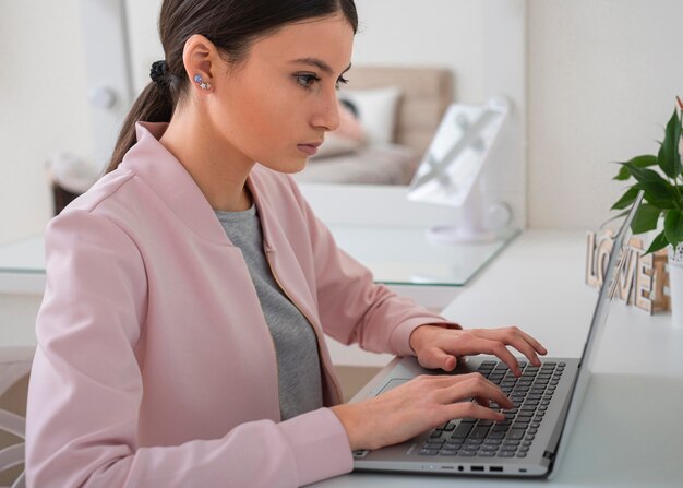 Mujer que se queda en casa y teletrabajo