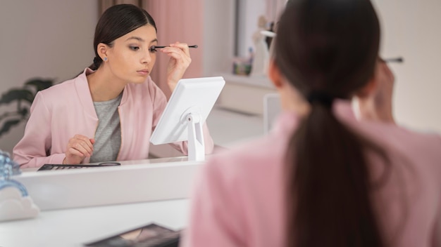 Foto gratuita mujer que se queda en casa y usa maquillaje