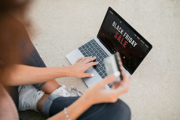 Foto gratuita mujer que quiere comprar algo el viernes negro en una computadora portátil
