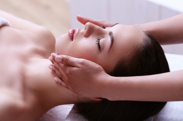 Mujer que recibe un masaje en un centro de spa